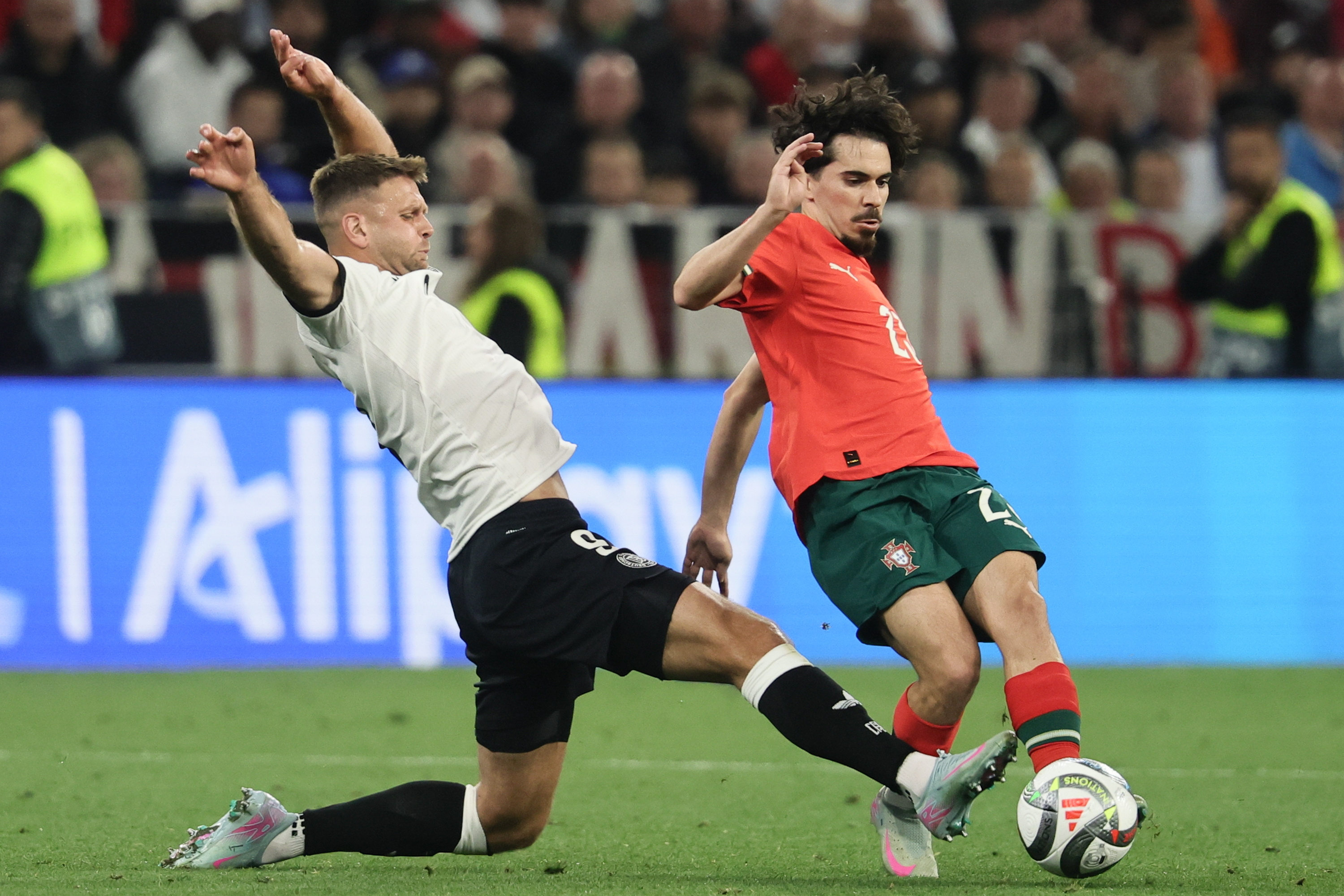 葡萄牙队完胜英格兰队,梁靖崑刷新纪录 葡萄牙队完胜英格兰队,梁靖崑刷新纪录