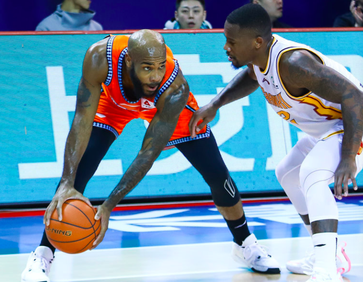 山西队轻取骑士，范弗利特统治全场